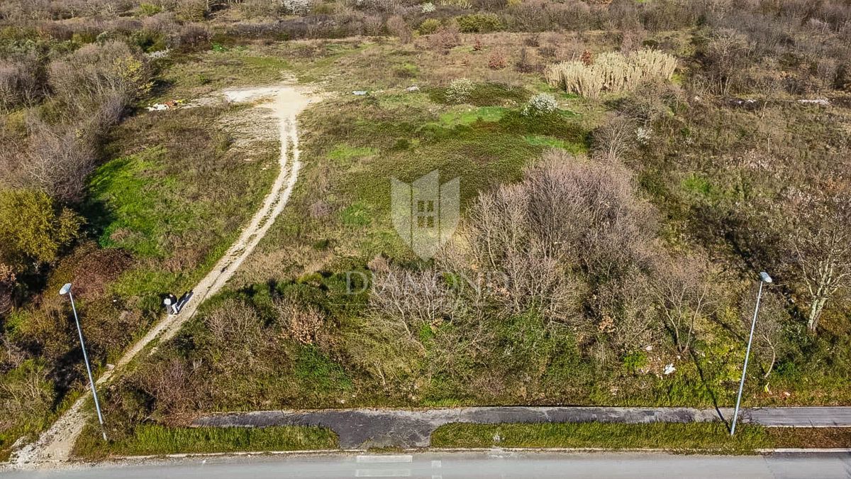 Poreč, prostorno zemljišče za komercialne namene