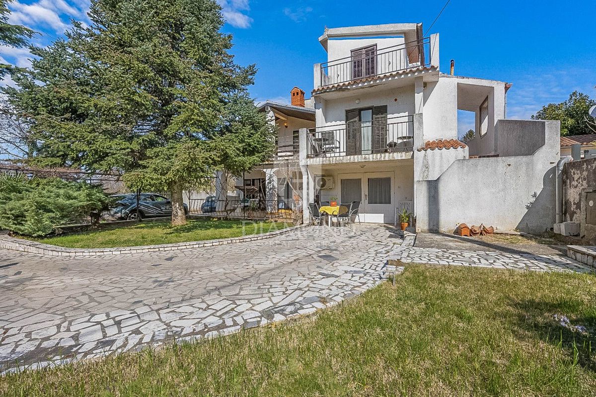 PRILOŽNOST! V bližini Pulja, hiša s tremi stanovanjskimi enotami!