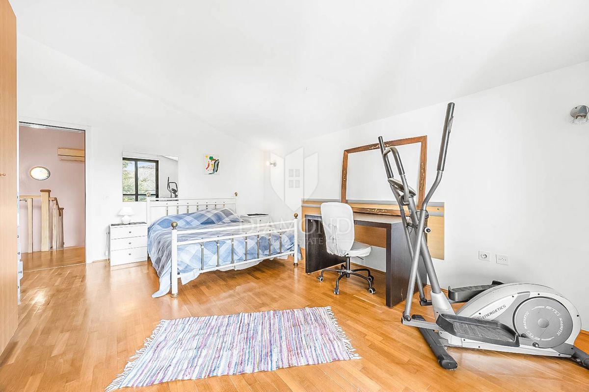 PRILOŽNOST! V bližini Pulja, hiša s tremi stanovanjskimi enotami!