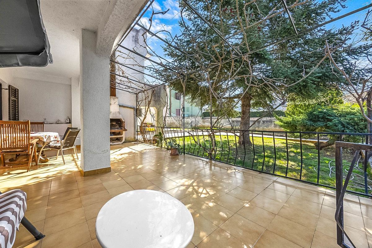 PRILOŽNOST! V bližini Pulja, hiša s tremi stanovanjskimi enotami!