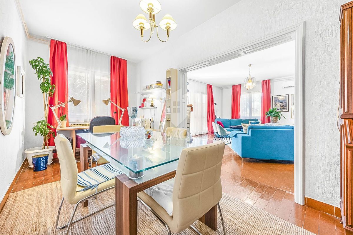 PRILOŽNOST! V bližini Pulja, hiša s tremi stanovanjskimi enotami!