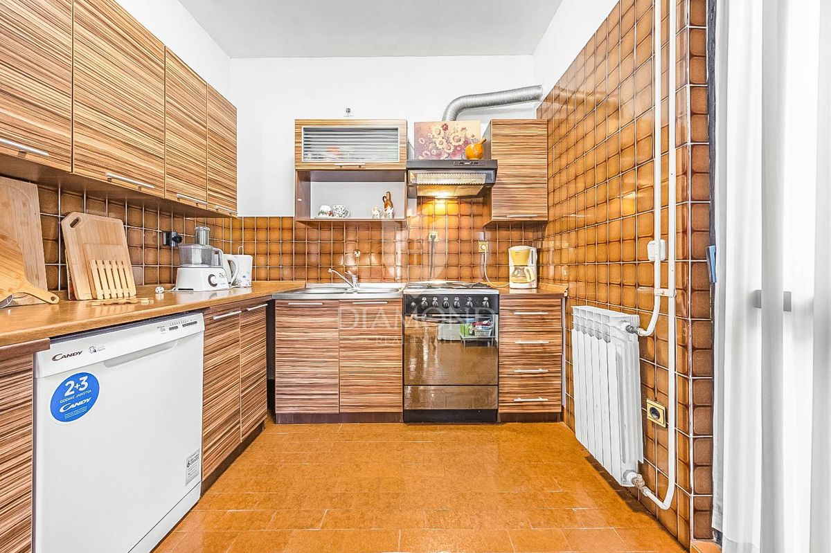 PRILOŽNOST! V bližini Pulja, hiša s tremi stanovanjskimi enotami!