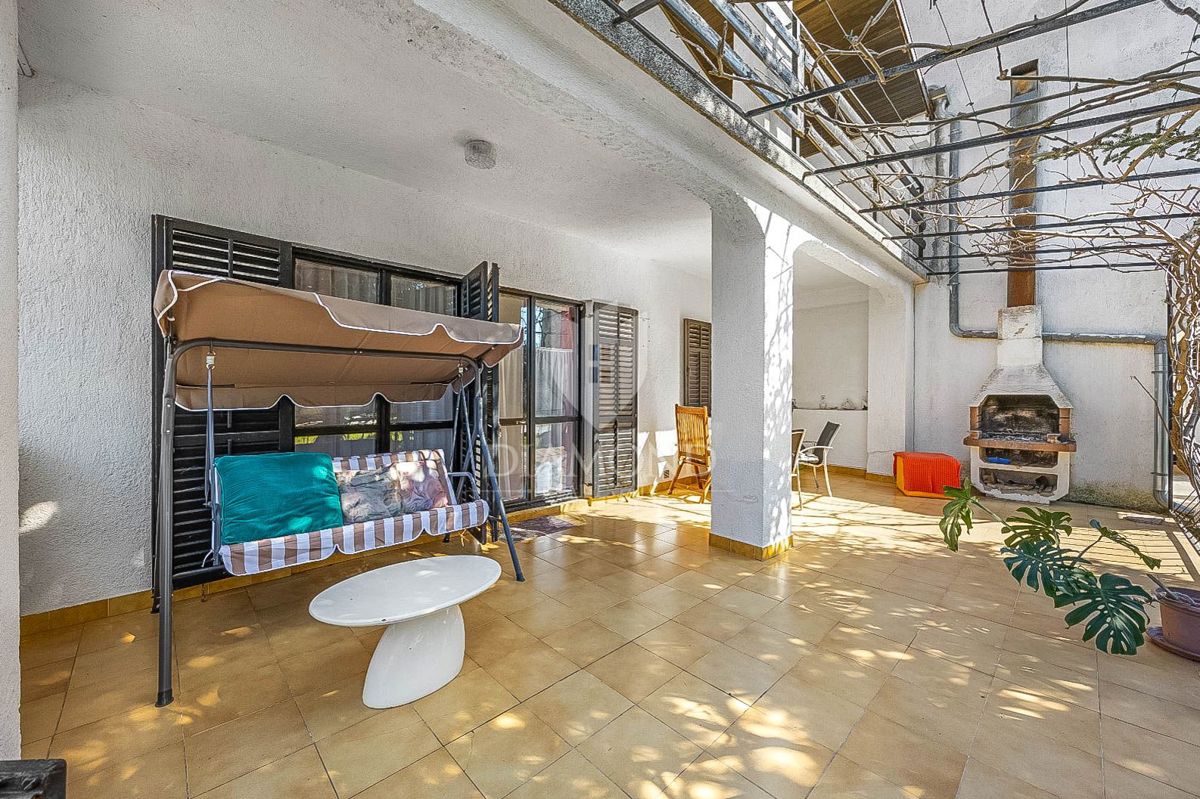 PRILOŽNOST! V bližini Pulja, hiša s tremi stanovanjskimi enotami!