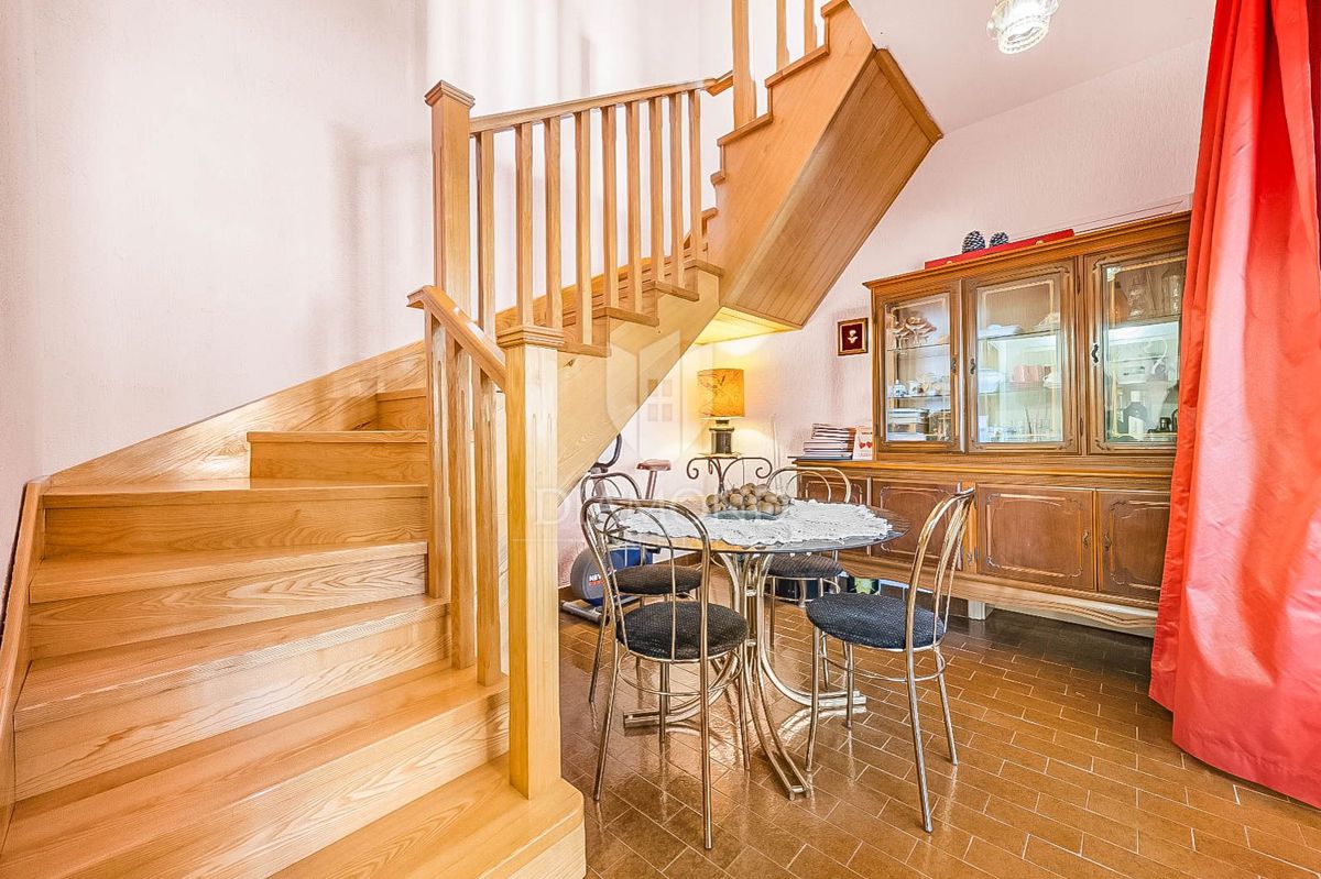 PRILOŽNOST! V bližini Pulja, hiša s tremi stanovanjskimi enotami!