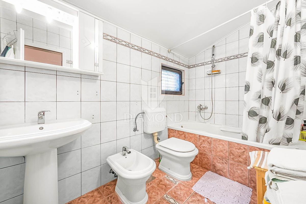 PRILOŽNOST! V bližini Pulja, hiša s tremi stanovanjskimi enotami!