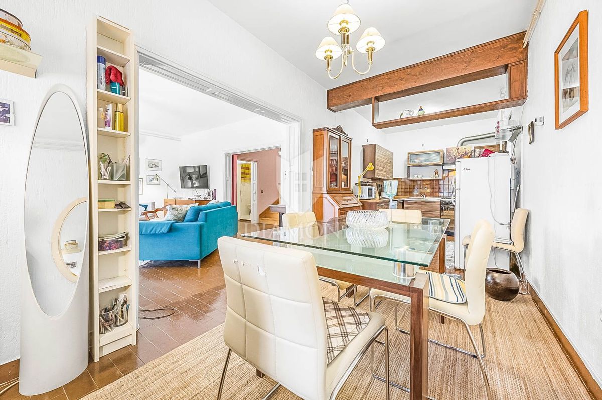 PRILOŽNOST! V bližini Pulja, hiša s tremi stanovanjskimi enotami!