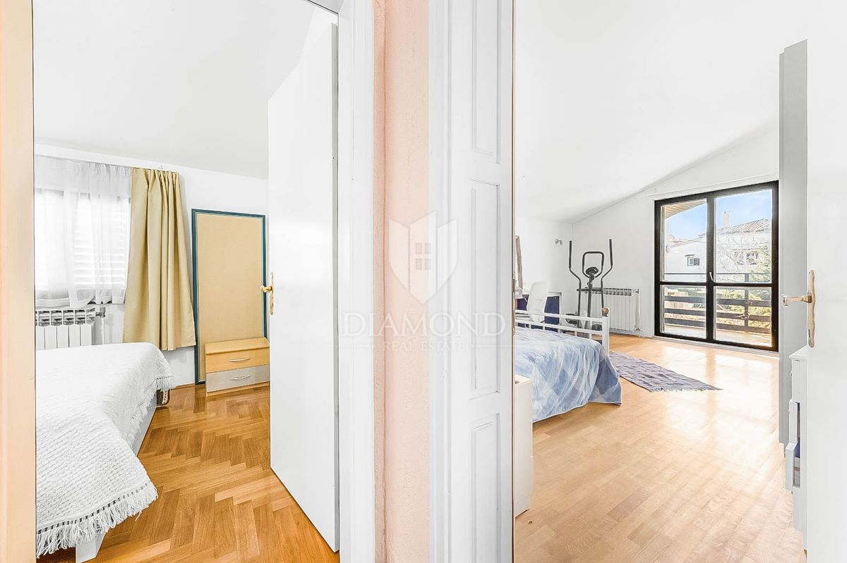 PRILOŽNOST! V bližini Pulja, hiša s tremi stanovanjskimi enotami!