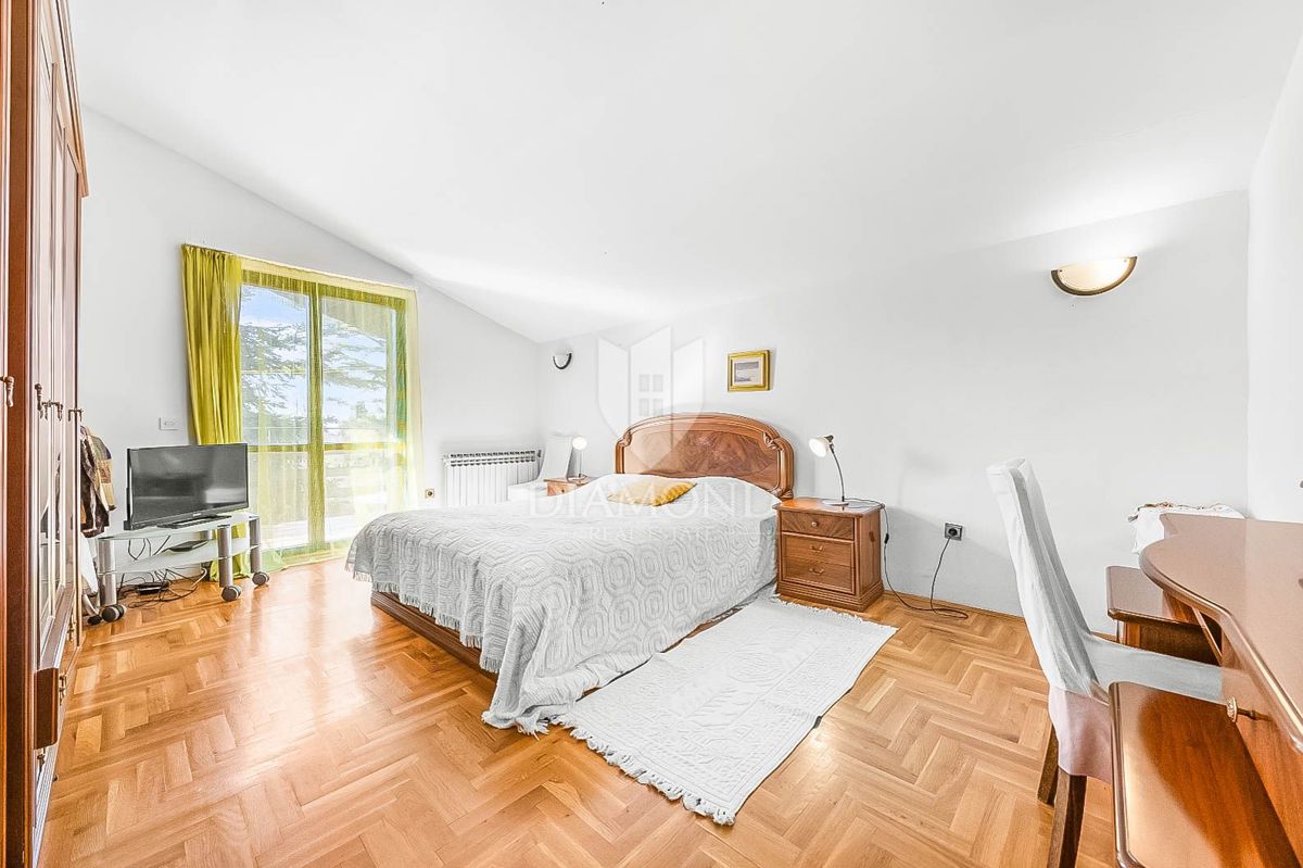 PRILOŽNOST! V bližini Pulja, hiša s tremi stanovanjskimi enotami!