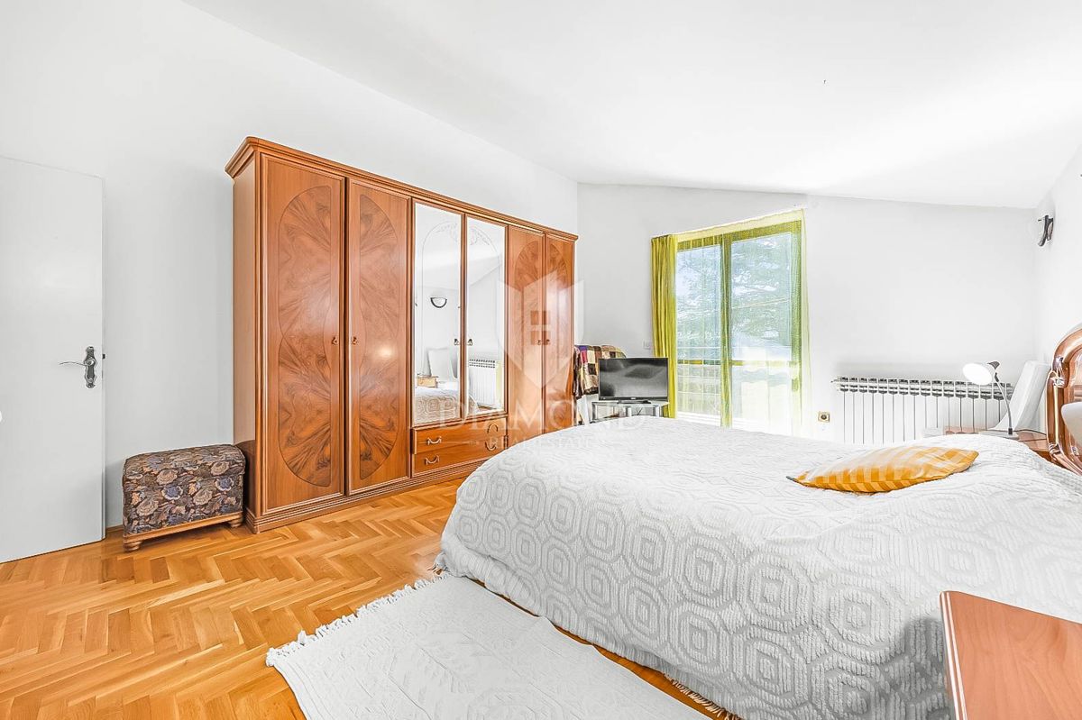 PRILOŽNOST! V bližini Pulja, hiša s tremi stanovanjskimi enotami!