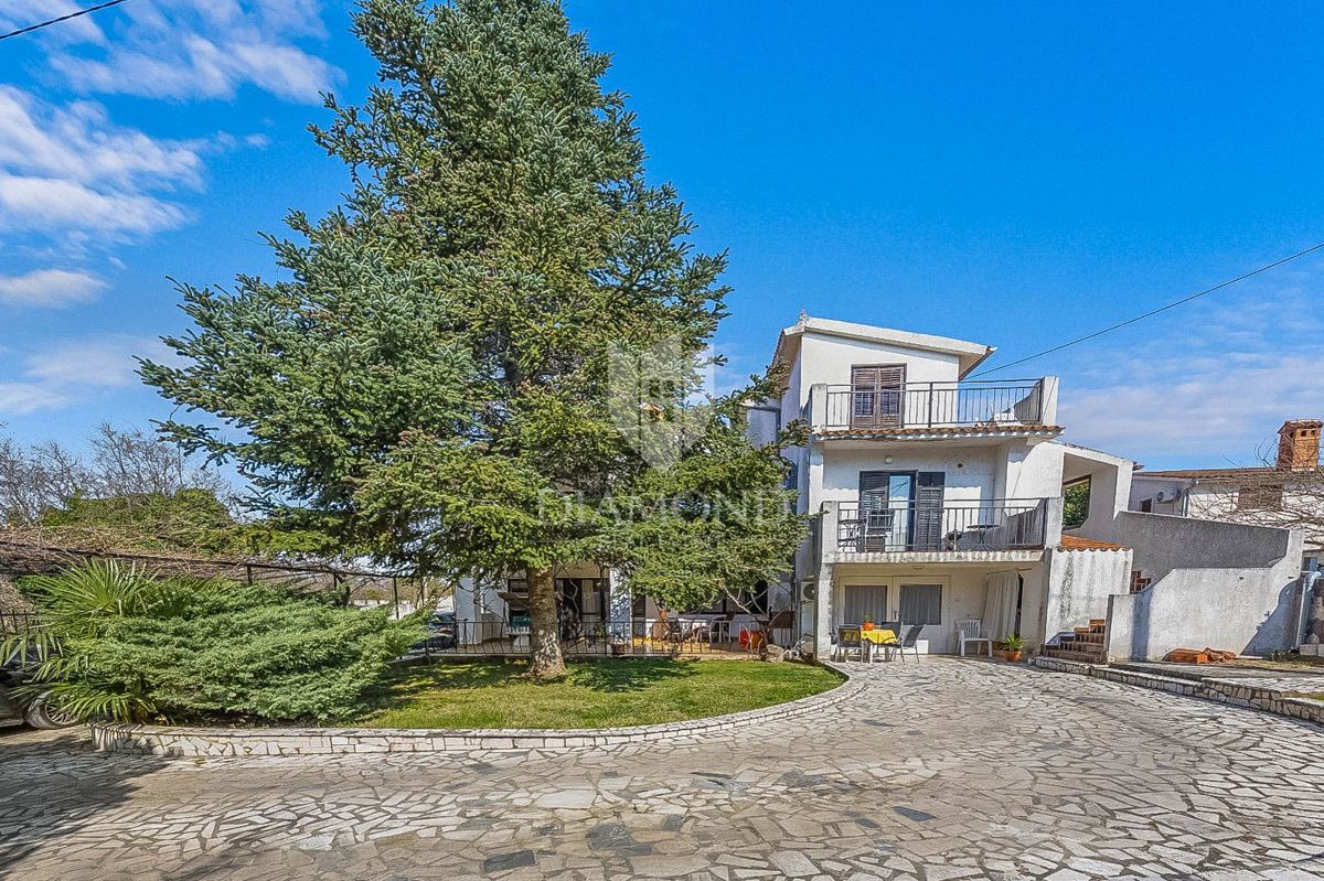 PRILOŽNOST! V bližini Pulja, hiša s tremi stanovanjskimi enotami!