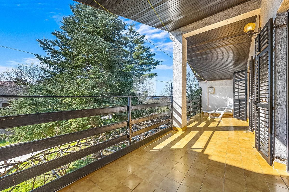 PRILOŽNOST! V bližini Pulja, hiša s tremi stanovanjskimi enotami!