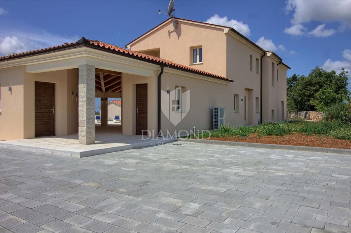 V bližini Vodnjana, luksuzna vila s čudovitim vrtom