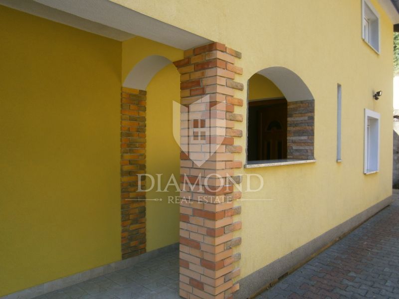 Opatija, okolica, lepa družinska hiša s tremi apartmaji, obdana z naravo