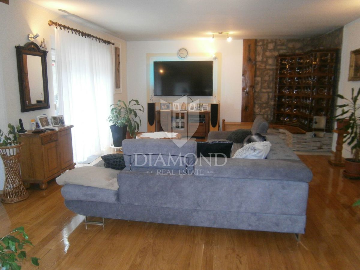 Opatija, okolica, lepa družinska hiša s tremi apartmaji, obdana z naravo