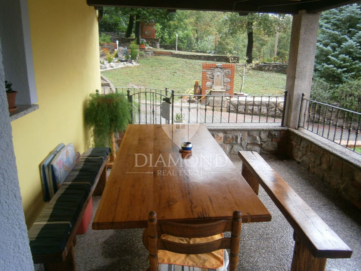 Opatija, okolica, lepa družinska hiša s tremi apartmaji, obdana z naravo