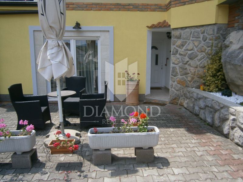 Opatija, okolica, lepa družinska hiša s tremi apartmaji, obdana z naravo