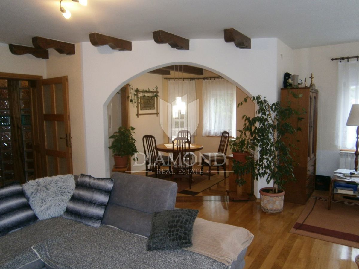 Opatija, okolica, lepa družinska hiša s tremi apartmaji, obdana z naravo