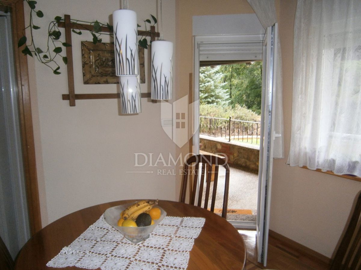 Opatija, okolica, lepa družinska hiša s tremi apartmaji, obdana z naravo