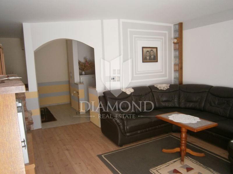 Opatija, okolica, lepa družinska hiša s tremi apartmaji, obdana z naravo