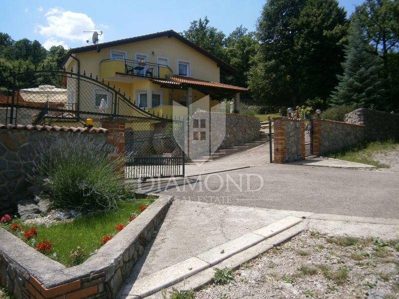 Opatija, okolica, lepa družinska hiša s tremi apartmaji, obdana z naravo