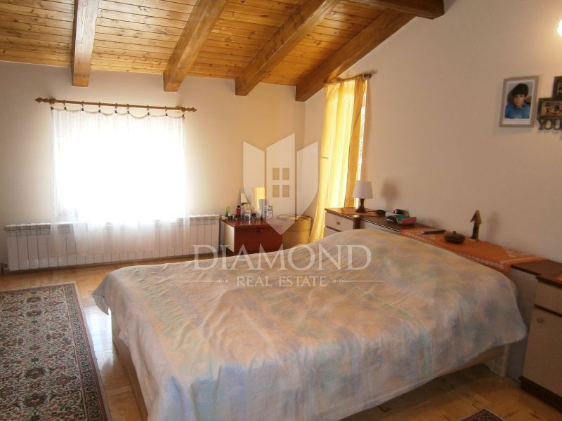 Opatija, okolica, lepa družinska hiša s tremi apartmaji, obdana z naravo