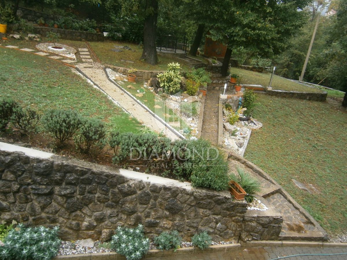 Opatija, okolica, lepa družinska hiša s tremi apartmaji, obdana z naravo