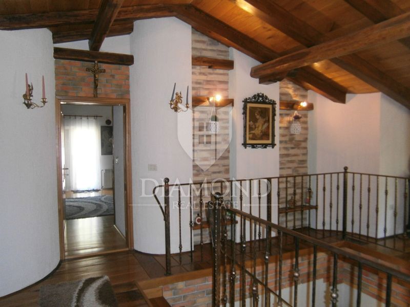 Opatija, okolica, lepa družinska hiša s tremi apartmaji, obdana z naravo