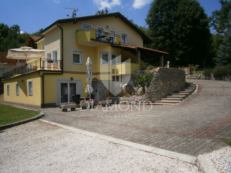 Opatija, okolica, lepa družinska hiša s tremi apartmaji, obdana z naravo