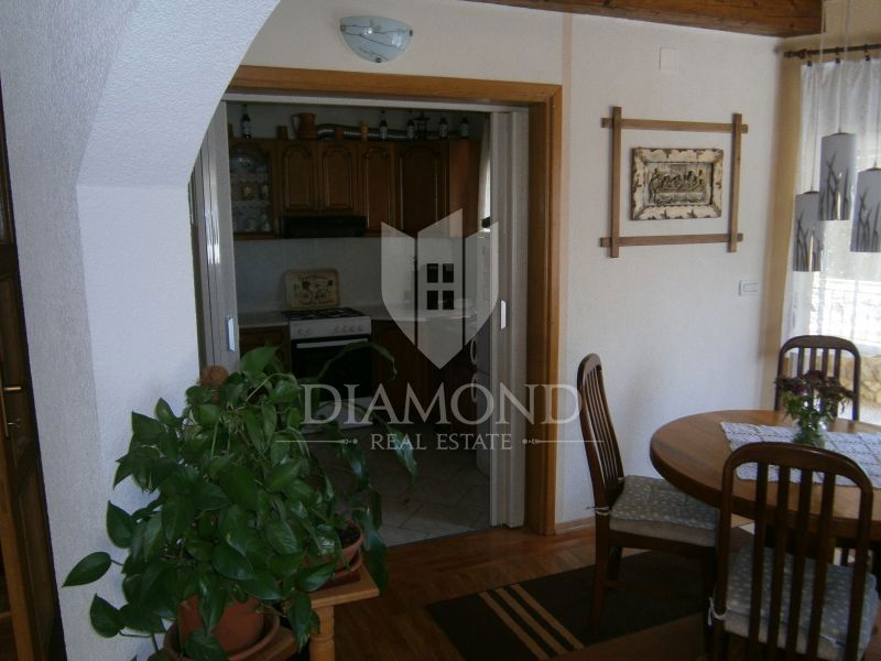 Opatija, okolica, lepa družinska hiša s tremi apartmaji, obdana z naravo
