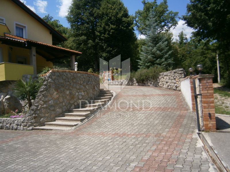 Opatija, okolica, lepa družinska hiša s tremi apartmaji, obdana z naravo