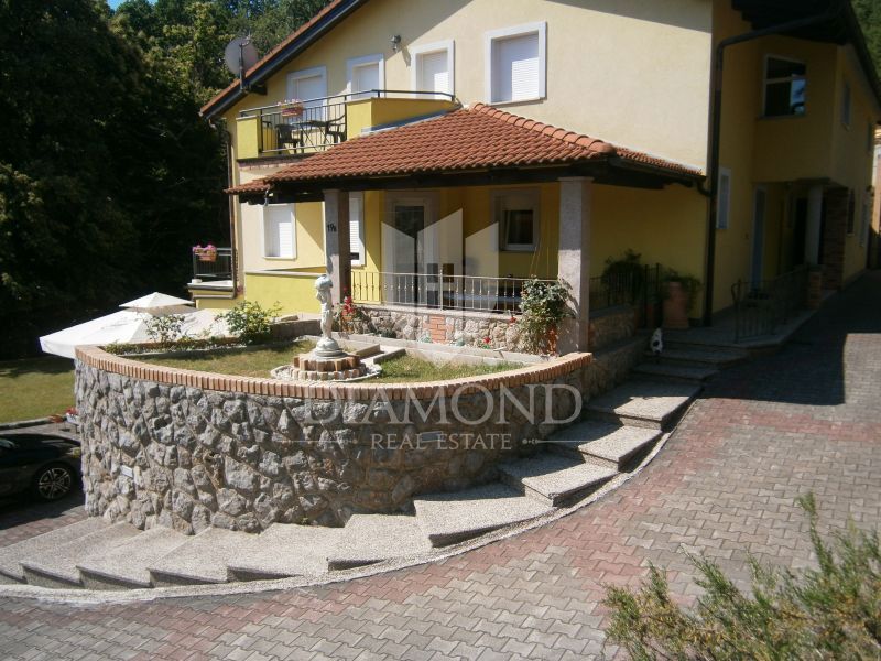 Opatija, okolica, lepa družinska hiša s tremi apartmaji, obdana z naravo