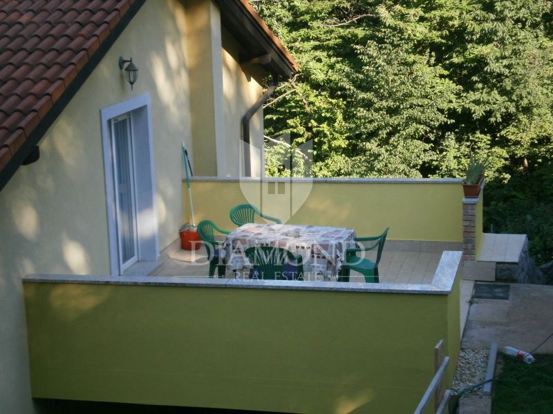 Opatija, okolica, lepa družinska hiša s tremi apartmaji, obdana z naravo