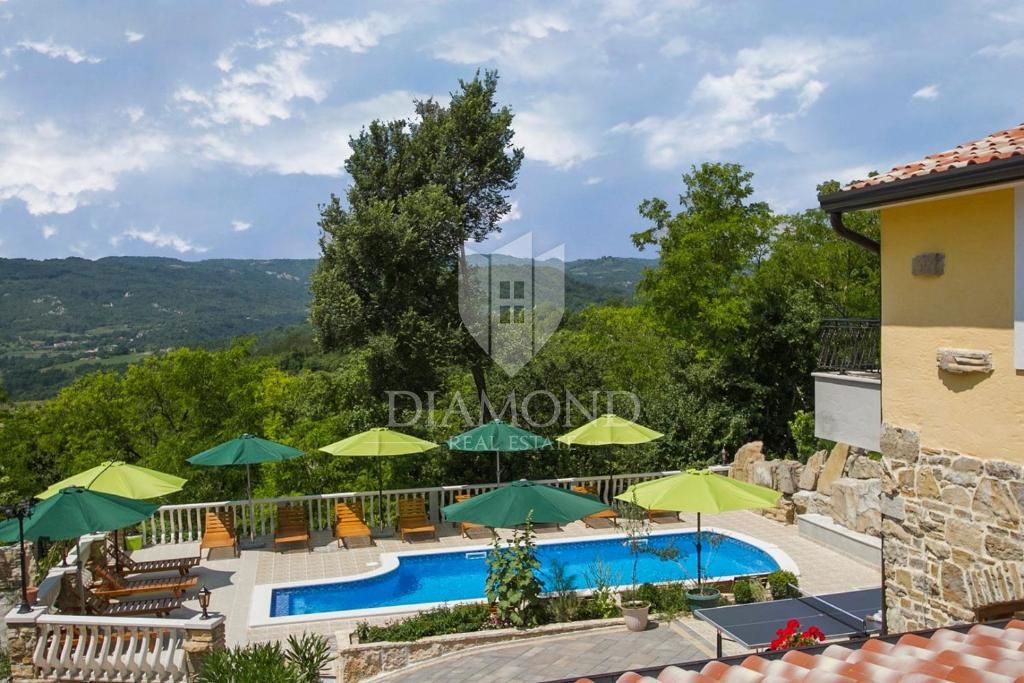 Pićan, okolica, posest z dvema hišama in bazenom
