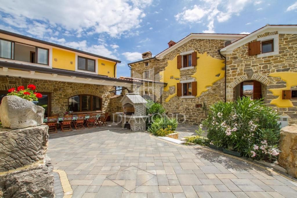 Pićan, okolica, posest z dvema hišama in bazenom
