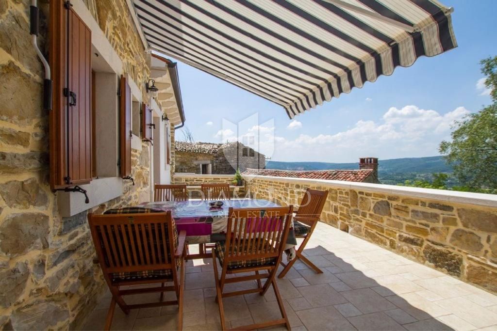Pićan, okolica, posest z dvema hišama in bazenom
