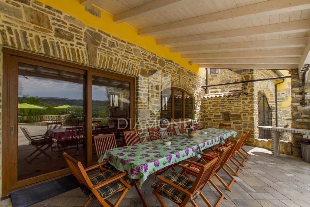 Pićan, okolica, posest z dvema hišama in bazenom