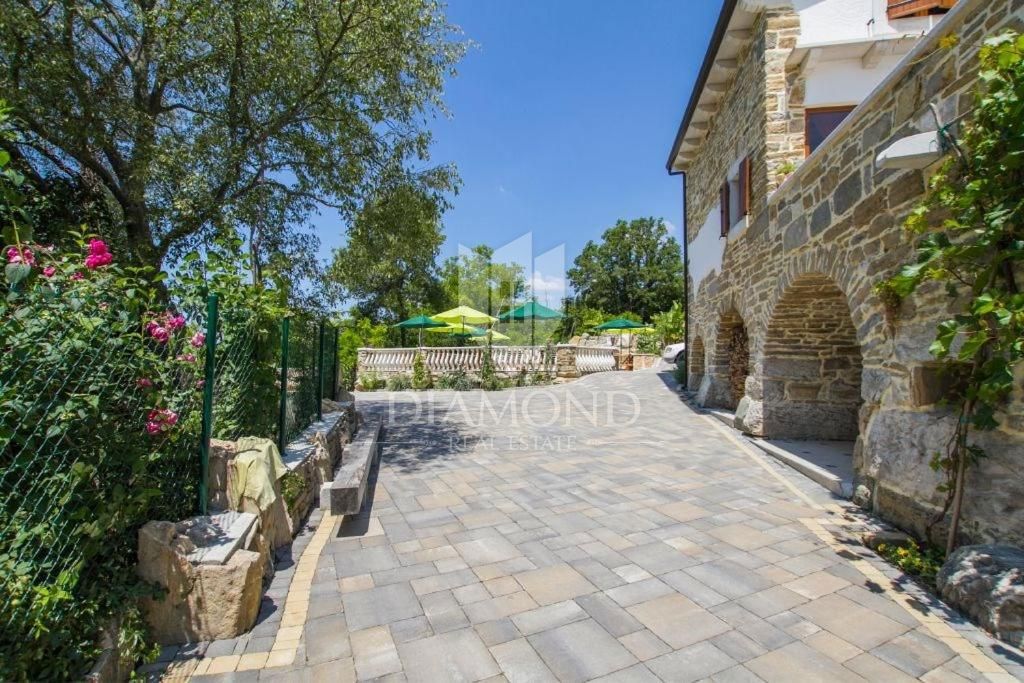 Pićan, okolica, posest z dvema hišama in bazenom