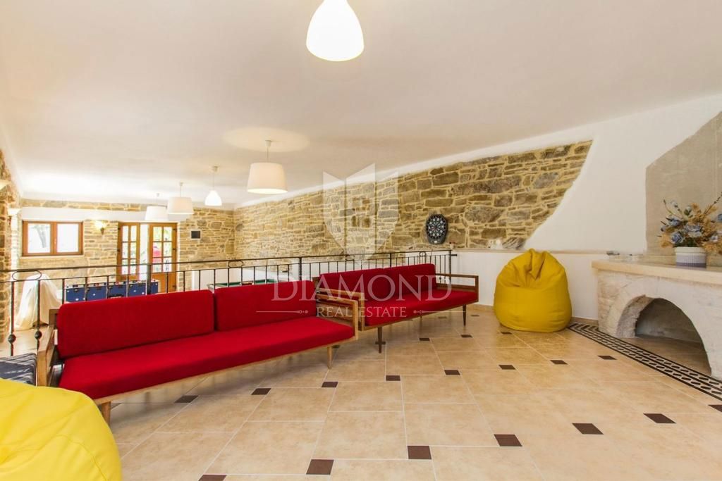 Pićan, okolica, posest z dvema hišama in bazenom