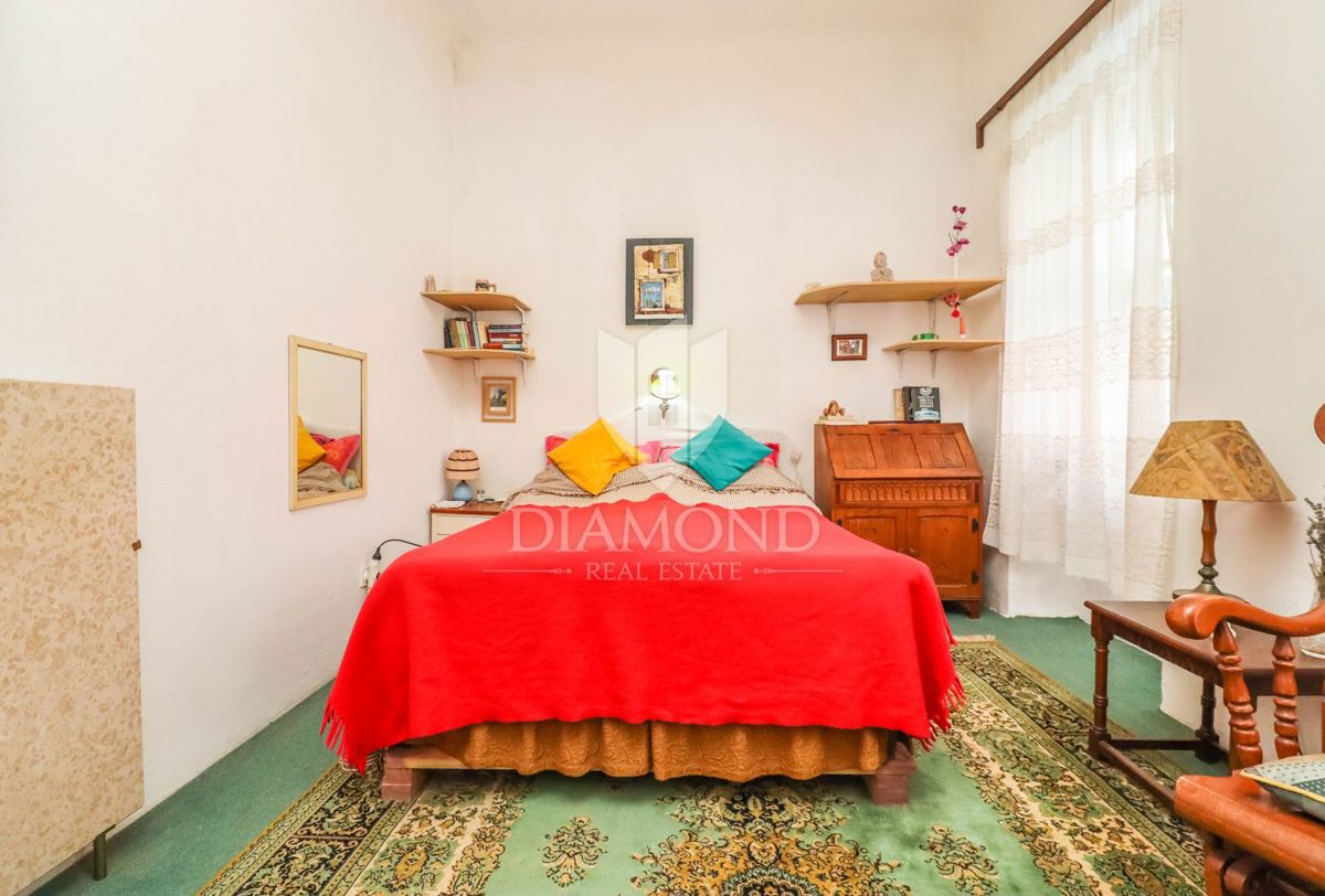 Rovinj, Stari grad, lepo stanovanje s poslovnim prostorom