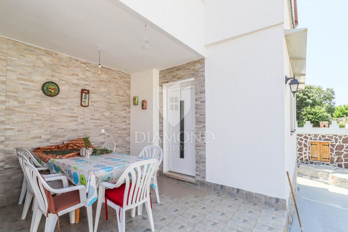 Poreč, okolica, stanovanje v pritličju z vrtom blizu mesta!