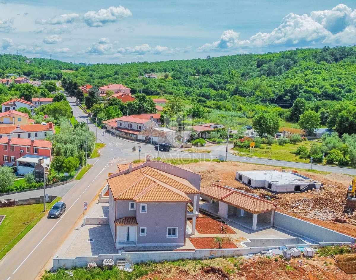 Momjan, okolica! Dvojček z bazenom v novogradnji!