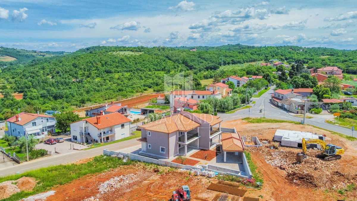 Momjan, okolica! Dvojček z bazenom v novogradnji!