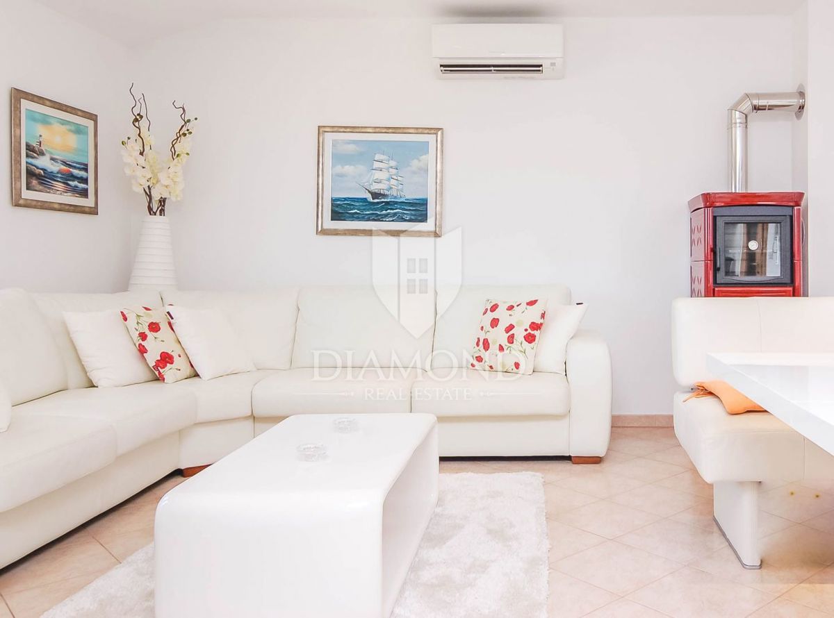 Moderna hiša z trima apartmajema v bližini Poreča