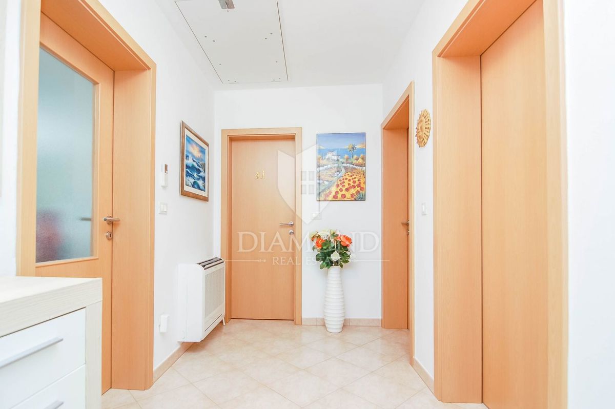 Moderna hiša z trima apartmajema v bližini Poreča