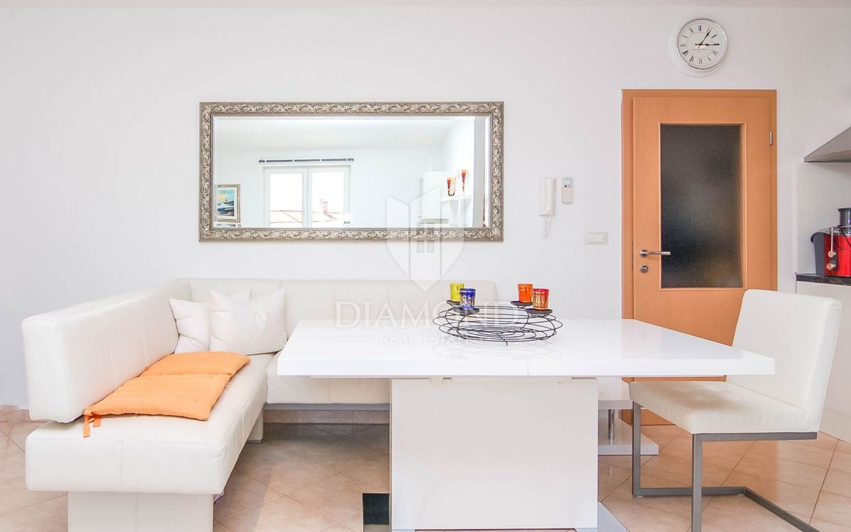 Moderna hiša z trima apartmajema v bližini Poreča