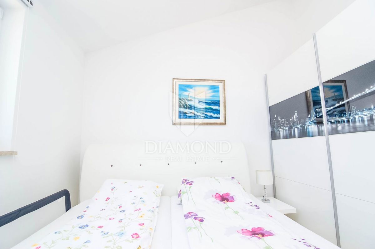 Moderna hiša z trima apartmajema v bližini Poreča