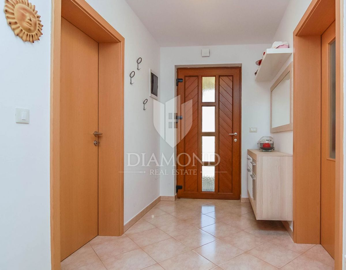 Moderna hiša z trima apartmajema v bližini Poreča