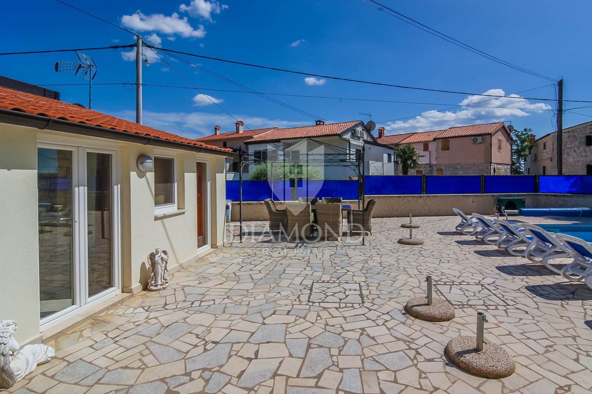 Moderna hiša z trima apartmajema v bližini Poreča