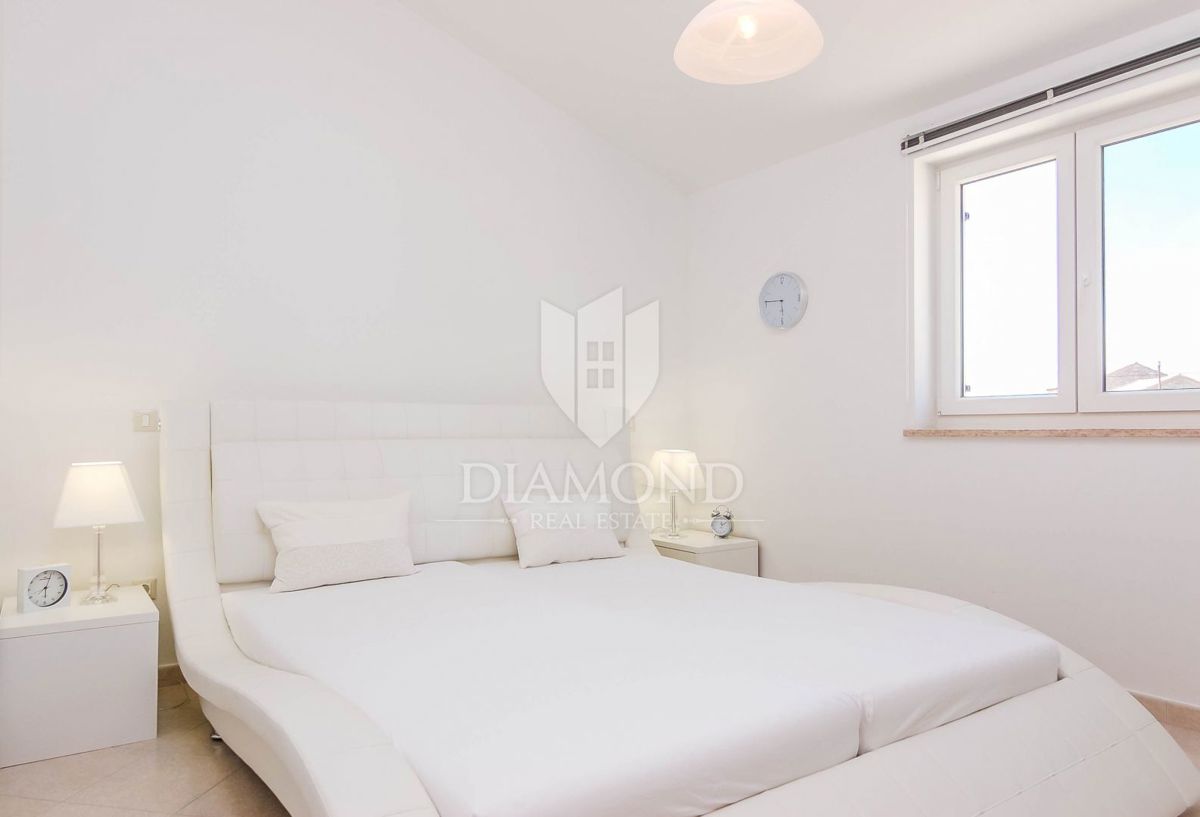 Moderna hiša z trima apartmajema v bližini Poreča