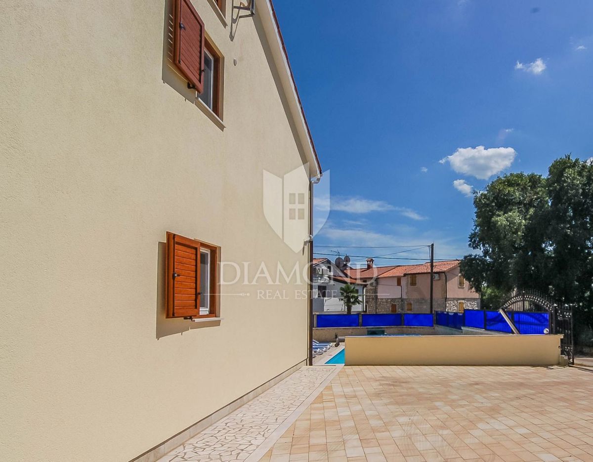 Moderna hiša z trima apartmajema v bližini Poreča